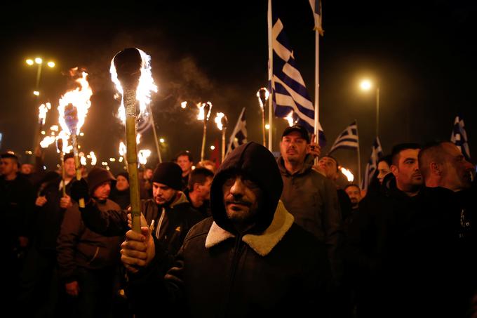 Člani grške skrajno desničarske stranke Zlata zora so pred dnevi v Atenah sodelovali na protestih proti dogovoru med grško vlado in Makedonijo o imenu te države. To je ena od njenih glavnih ovir na poti v evroatlantske integracije. | Foto: Reuters