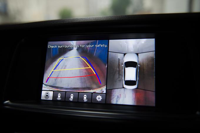 Štiri kamere pošiljajo na zaslon jasno 360-stopinjsko sliko okolice vozila. | Foto: Klemen Korenjak