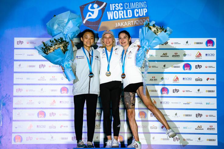 Slovenska športna plezalka Janja Garnbret je še petič v karieri postala zmagovalka seštevka svetovnega pokala v težavnosti. Pred letošnjo sezono ji je to uspelo tudi v letih 2016, 2017, 2018 in 2021. Z novo lovoriko se je s skupno desetimi osvojenimi naslovi v končnih seštevkih sezone izenačila z rekorderko iz Francije Sandrine Levet.  | Foto: Lena Drapella/IFSC