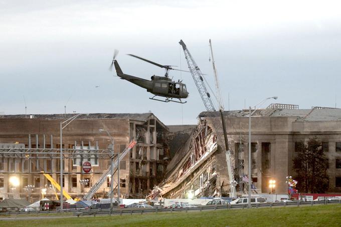 Še en prizor luknje v Pentagonu. Najširša je na vrhu, kjer je pristal trup letala, najožja pa na dnu, kjer je skozi beton Pentagona zaoralo eno od pristajalnih koles Boeinga 757. | Foto: Getty Images