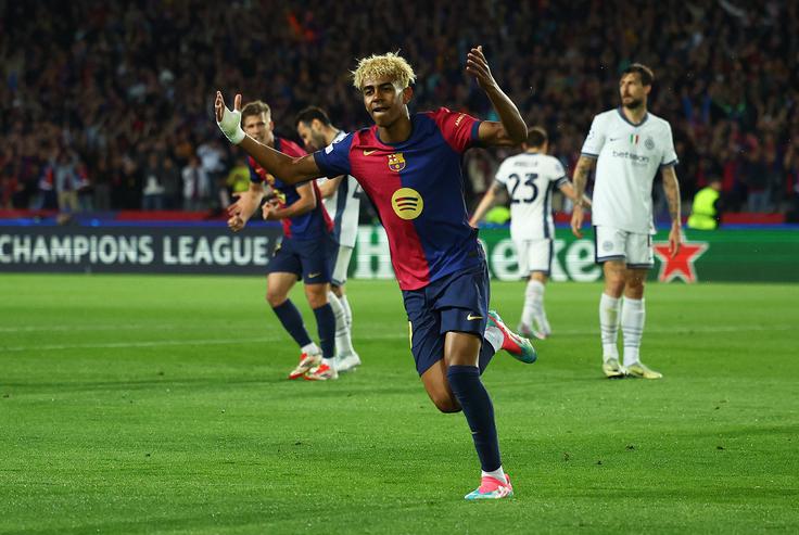 Lamine Yamal je zatresel mrežo Interja iz Milana (3:3). To je bil njegov 100. nastop za Barcelono in že 22. zadetek za katalonskega velikana. | Foto: Reuters
