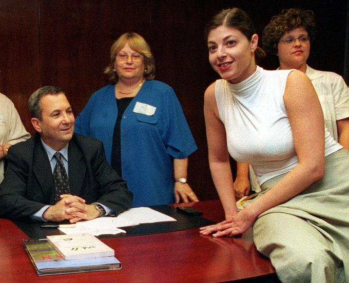 Leta 1999 je Merav Michaeli s skupino feministk obiskala takratnega izraelskega premierja, laburista Ehuda Baraka. | Foto: Reuters