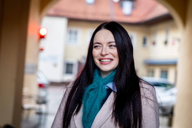 "Otroci smo se pred blokom igrali skupaj. To je bilo zame res lepo otroštvo. Spomnim se časa, ko se je v Bili Cerkvi odprla prva picerija. Otroci smo se organizirali, skupaj nabrali grivne (ukrajinska denarja enota, op. p.), šli po eno pico, si jo razdelili in poskusili, kaj je to pica," se dogodka radostno spominja Anastasija Vasilevska.  | Foto: Gaja Hanuna