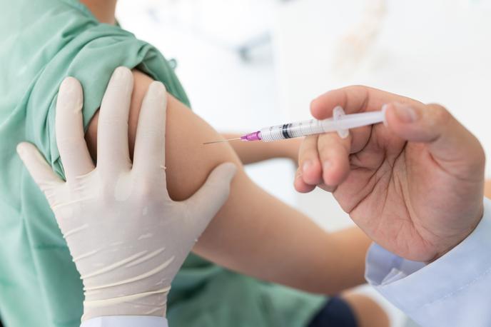Cepljenje, cepivo | Prilagojeno cepivo proizvajalca Pfizer-BioNTech je Evropska komisija odobrila 1. septembra. Pred tem je posodobljeno različico tega cepiva odobrila Evropska agencija za zdravila (Ema). Gre za tretjo prilagoditev tega cepiva za zaščito pred novimi različicami novega koronavirusa, so pojasnili pri Evropski komisiji. | Foto Shutterstock