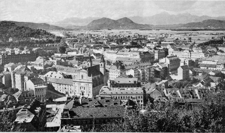 Katoliški politični tabor in komunisti so imeli tudi zgodovino skupnega sodelovanja, o kateri pozneje niso radi javno govorili. Na ljubljanskih volitvah v prvi polovici 20. let preteklega stoletja so klerikalci, socialisti, komunisti in narodni socialisti skupaj porazili razcepljeni liberalni tabor. Tedaj je Ljubljana za nekaj časa celo dobila Trg Karla Marxa. Tudi Korošec na začetku ni grajal oktobrske revolucije, ampak je previdno govoril o njej (da ne bi odganjal delavskih volivcev). V 30. letih se je seveda politični prostor radikaliziral: SLS, predvsem njen prevladujoči desni del, je postal goreče protikomunističen in protisovjetski. Na fotografiji: Ljubljana leta 1929. | Foto: Wikimedia Commons