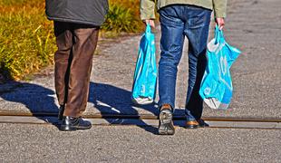 Eno leto brez plastičnih vrečk: vse več kupcev v trgovino prinese svojo