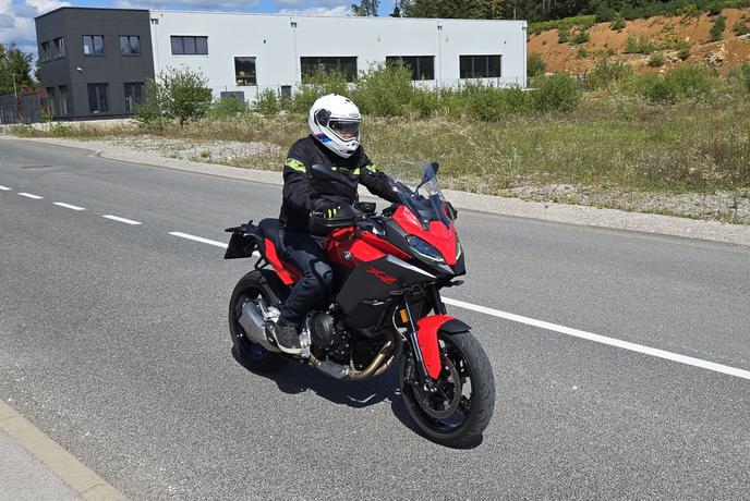 Kakšen motocikel dobimo za 14 tisoč evrov? Vozimo ga vsakdan in še na potovanja.
