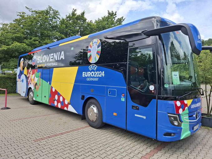 Slovenske nogometaše do stadiona ZOO v Wuppertalu, kjer trenirajo na odlično pripravljeni zelenici, čaka 15-minutna vožnja z avtobusom, na katerem prevladuje modra barva. | Foto: R. P.