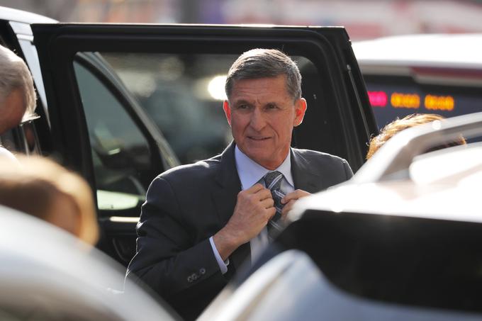 Eden vidnejših obrazov dogodka ReAwaken America, ki je potekal v Dallasu, je bil tudi Michael Flynn, nekdanji svetovalec za nacionalno varnost ZDA v času Trumpovega predsedovanja Združenim državam Amerike. Flynn je postavil neslavni rekord za najkrajši mandat na tem položaju, saj ga je zapustil že po manj kot mesecu dni, ko se je razvedelo, da je lagal o svoji komunikaciji z ruskim veleposlanikom v ZDA Sergejem Kisljakom. Od leta 2020 je Flynn goreč podpornik teorije zarote QAnon. | Foto: Reuters