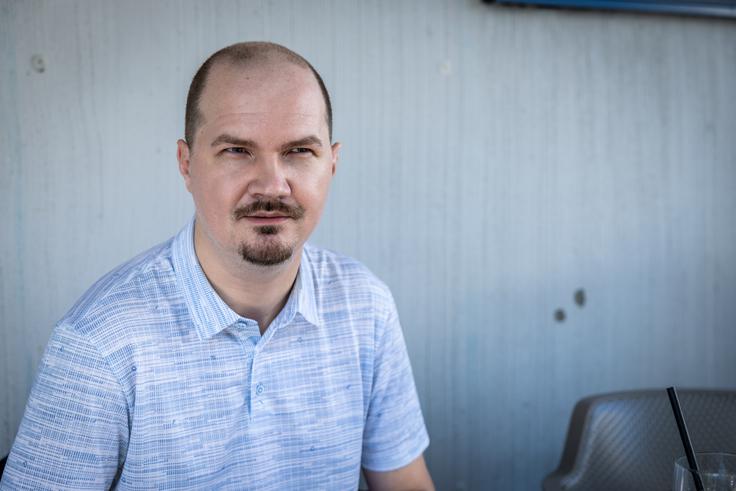 "Danes je zahtevno biti učitelj, predvsem zato, ker je toliko vseh naprav, ki motijo njihovo pozornost. Pri meni imajo lahko telefone pri sebi, samo ne smejo jih uporabljati v času mojega pouka." | Foto: Gaja Hanuna