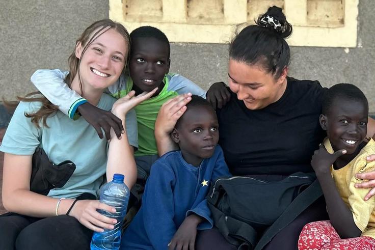 Prostovoljstvo v Keniji, Nika Drnovšek Otroci so jih sprejeli z navdušenjem in toplino. Zelo radi so se tudi objemali. | Foto: Osebni arhiv Nike Drnovšek