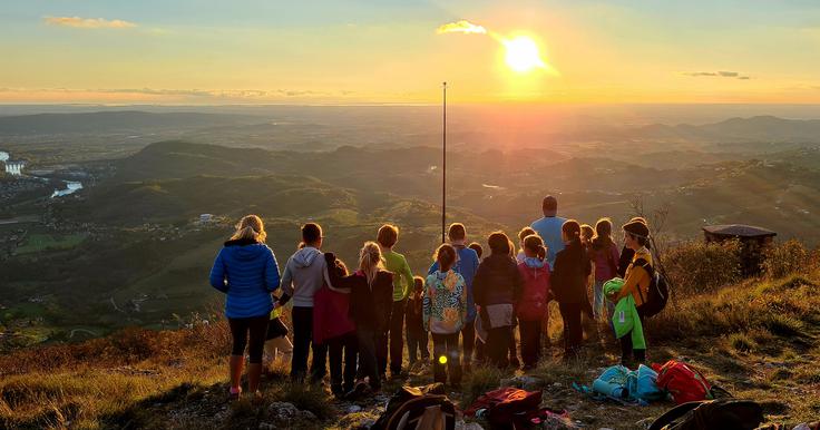 Na sončnem zahodu na goriški hišni gori Sabotinu | Foto: Mateja Grebenjak
