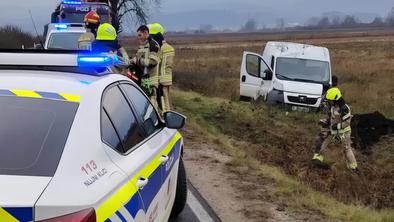 Voznik izgubil nadzor nad vozilom in zapeljal z vozišča