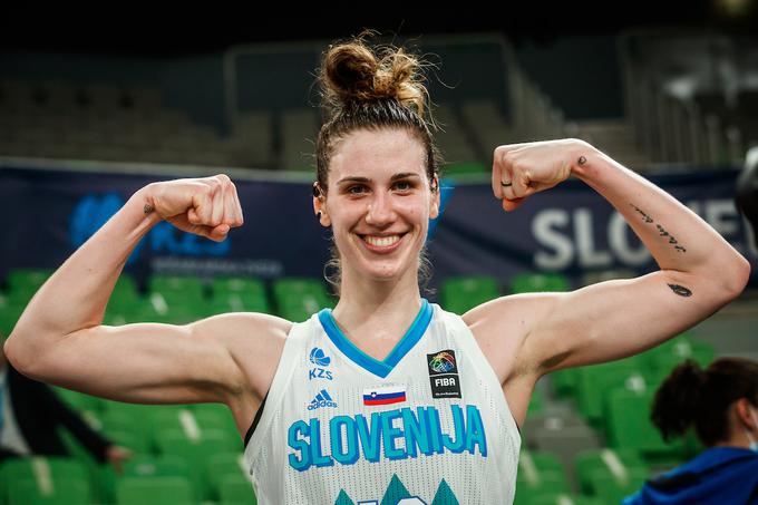 Eva Lisec, najboljša strelka tekme, je ponosna na vse. | Foto: Vid Ponikvar