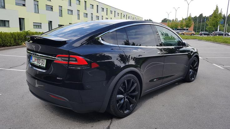 Tesla je v tretjem četrtletju prodala oziroma dostavila 25.915 modelov S in X, ob tem pa še 222 modelov 3. Prodaja modelov S in X je v primerjavi s prejšnjim četrtletjem zrasla za 18 odstotkov, v primerjavi z enakim obdobjem lani pa za 4,5 odstotka. | Foto: Gregor Pavšič