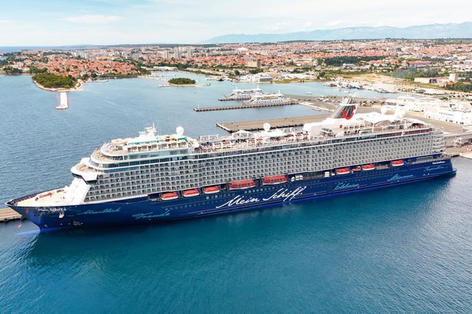 nemška križarka v Abu Dabiju | Na krovu so bili sprejeti obsežni varnostni ukrepi: vstop na zunanjo palubo ostaja prepovedan, vse osebe morajo ostati v notranjosti ladje in se po možnosti izogibati oknom. | Foto TUI