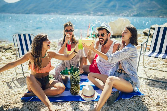 plaža, pijača, mladi, poletje, zabava | Foto Shutterstock