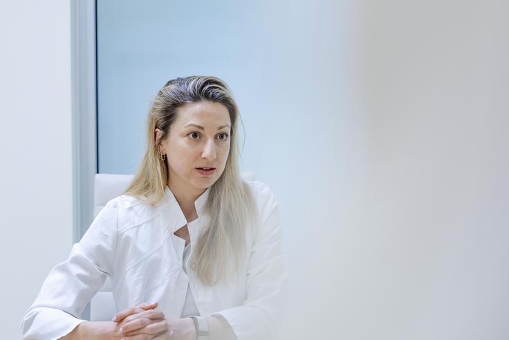 "Normalno je, da ima javni zdravstveni sistem omejitve, tako v času kot v sredstvih, ki jih lahko namenimo pacientu. Sama sem se vedno spraševala, kaj lahko še dodatno naredimo in kako lahko presežemo te omejitve," je še izpostavila sogovornica. | Foto: Ana Kovač