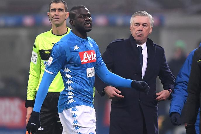 Koulibaly Ancelotti | Navijači Interja so z oponašanjem opičjih krikov žalili gostujočega temnopoltega igralca Senegalca Kalidouja Koulibalyja. | Foto Reuters