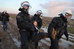 Policisti prisilno odnesli Greto Thunberg