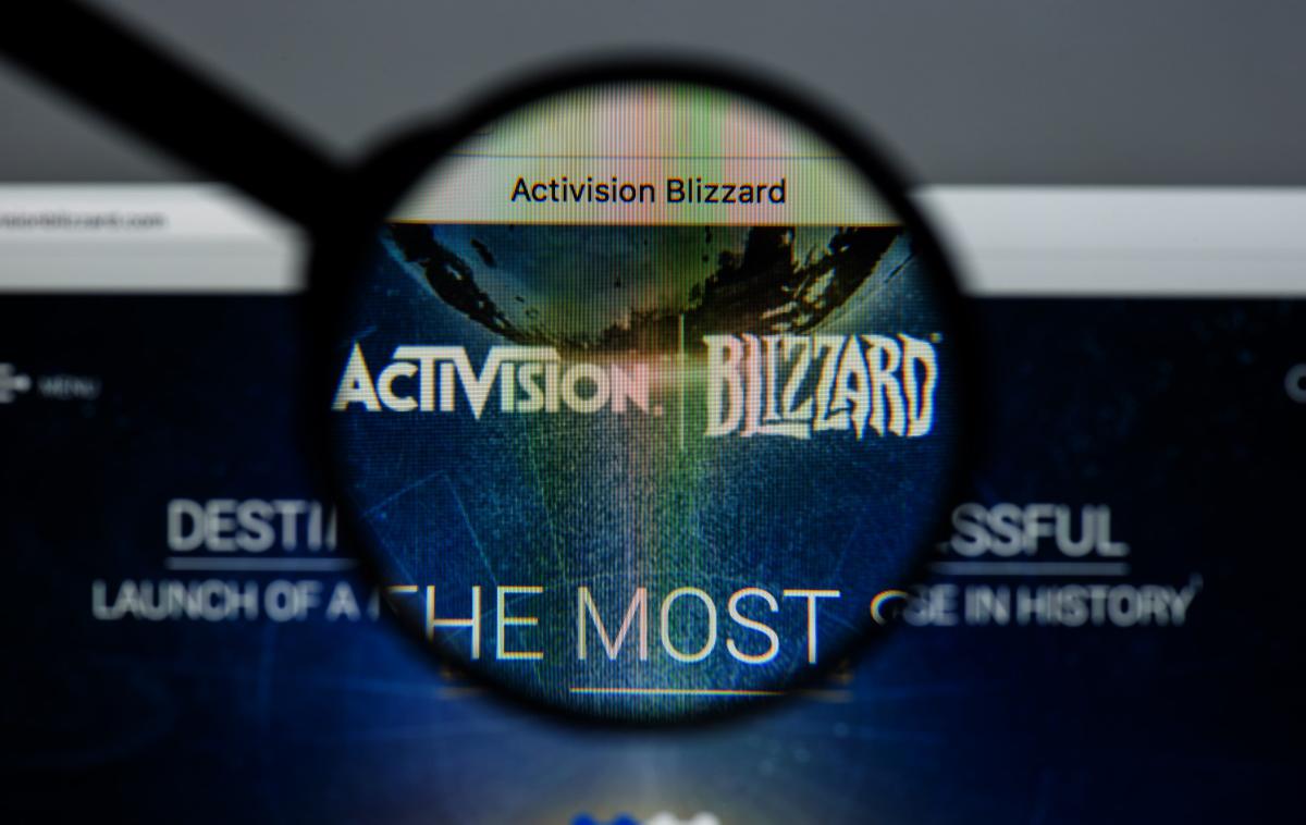 Activision Blizzard | Ameriški računalniški velikan Microsoft je januarja letos napovedal, da bo za 68,7 milijarde dolarjev kupil razvijalca videoiger Activision Blizzard. To ne bi bil le daleč najdražji korporativni prevzem v zgodovini industrije videoiger – prejšnji rekorder Zynga je bil prodan za kar 55 milijard dolarjev manj –, temveč tudi eden največjih sploh. Že enajstmesečno sago o Microsoftovi pripojitvi Activision Blizzarda so zaznamovale predvsem kritike. | Foto Shutterstock