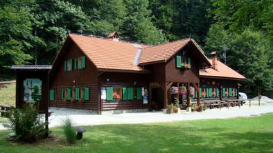 Koča pri Jelenovem studencu (850 m)