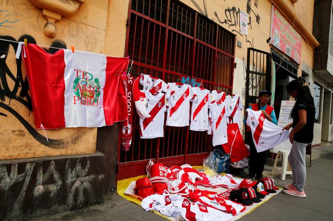 V dneh po uvrstitvi v Rusijo so v Peruju prodali milijon dresov nogometne reprezentance. | Foto: Reuters