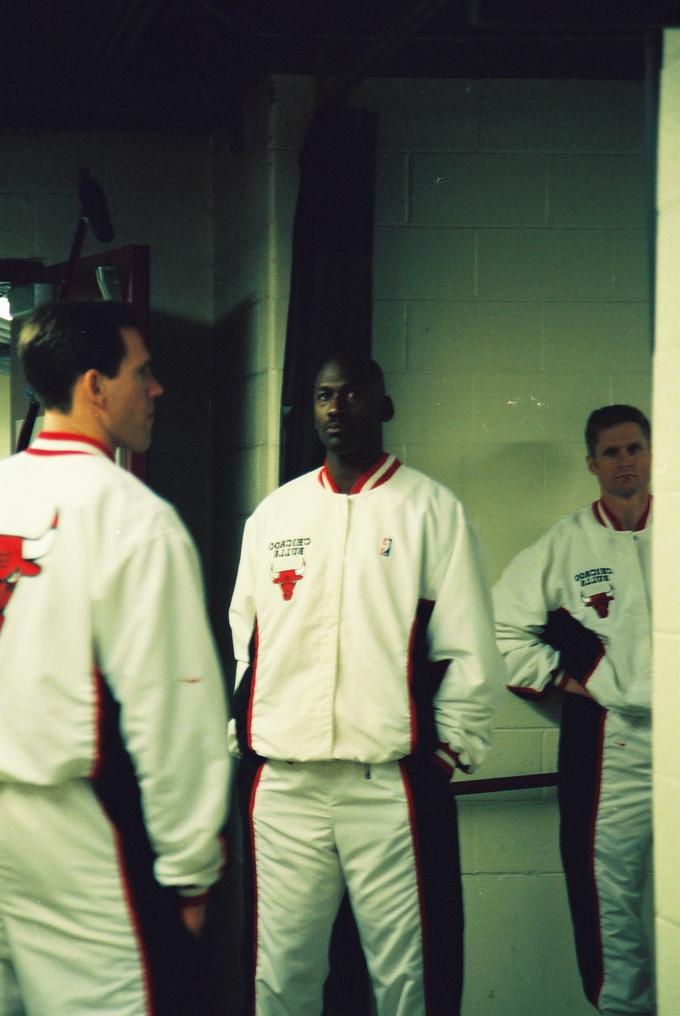 Tako je Michael Jordan v zaodrju čakal na drugo tekmo končnice proti New Jersey Nets. | Foto: Osebni arhiv Žabe