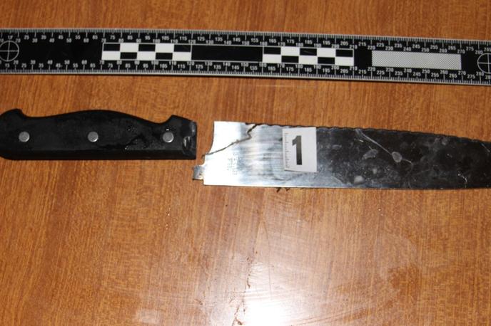 orožje nasilnež 07122021 PP Krško | Med hišno preiskavo so našli tudi nož, s katerim je 31-letni moški grozil ženi in otrokoma.  | Foto PP KRŠKO