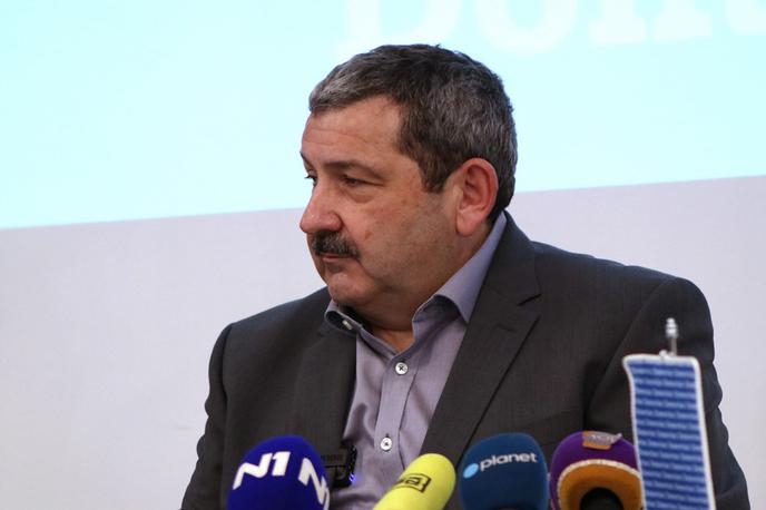 Aleš Štrancar | Štrancar se je odzval z besedami: "Očitno vodstvo slovenskih frančiškanov nima pojma, kaj se v njihovi provinci dogaja, kaj kdo dela, zakaj so nekateri patri frančiškane zapustili, kakšne probleme imajo posamezni frančiškani, zapuščeni od sobratov, ki v Ljubljani živijo življenje graščakov. Predvsem pa vodstvo frančiškanov s svojo lastnino dela kot svinja z mehom." | Foto STA