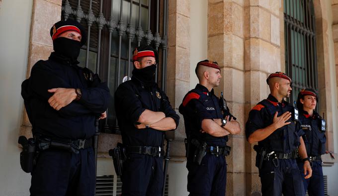 Pred poslopjem parlamenta so nameščene okrepljene enote katalonske policije, ki tudi preprečujejo dostop javnosti do parlamenta. Na območju je popoldne potekalo veliko zborovanje v podporo neodvisnosti Katalonije. | Foto: Reuters