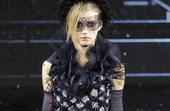 Jesenski Karl Lagerfeld Chanel zavil v temne barve