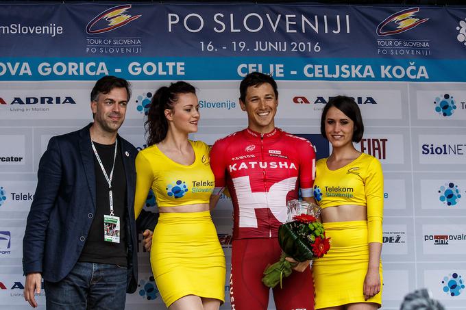 Lani sta vlogo hostes na dirki Po Sloveniji opravljali Manja Dobrilovič, Playboyevo dekle leta 2014, ki je bila na slovenski pentlji v tej vlogi že tretjič, in novinka na kolesarskih podijih Lea Rogelj. | Foto: Grega Valančič/Sportida