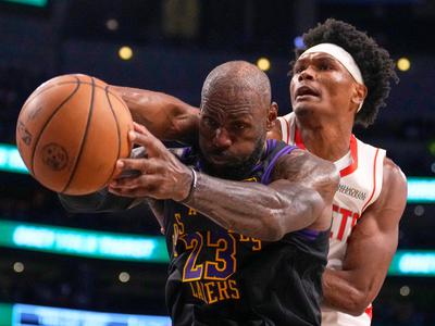 Lakers slavijo Jamesa, Dončić ob parketu užival in ploskal