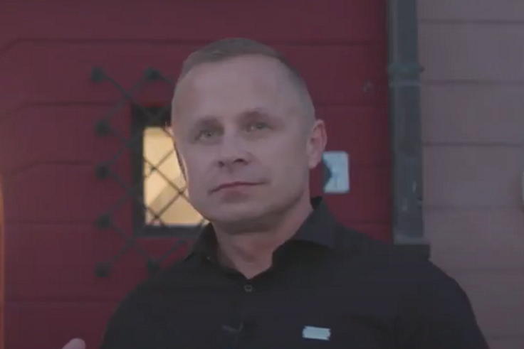 Romana Ziemiana je italijanska policija leta 2022 po koncu ene od avtomobilskih dirk pod okriljem koncerna Ferrari zvlekla tako rekoč z odra za zmagovalce. | Foto: YouTube / Posnetek zaslona