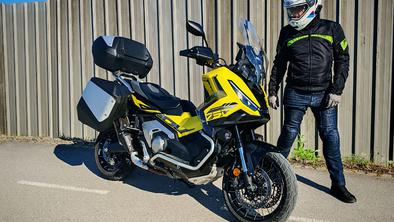 Honda X-ADV750 – Enduro potovalnik v skuter preobleki #foto