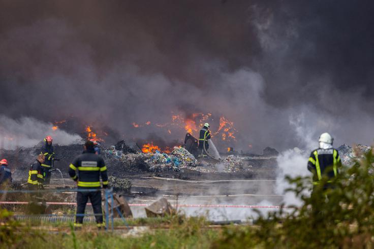 Dodal je, da se zaradi izjemno visokih temperatur vse topi, gašenje pa otežuje tudi močan veter. | Foto: 
