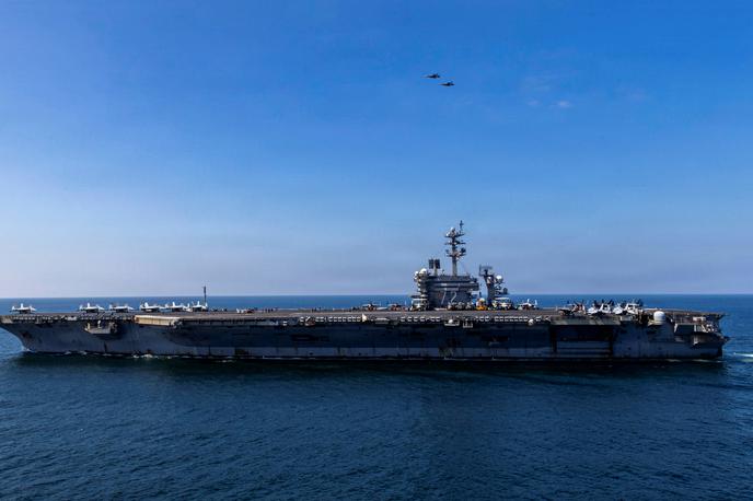 Ameriška letalonosilka USS Abraham Lincoln | Senator iz Connecticuta je ob tem opozoril na razširjena poročila o pomanjkanju zalog na ladji, onesnaženi vodi in težavah z vodovodom, poslabšanju duševnega zdravja posadke, varnostnih pomislekih na palubi in drugih težavah, s katerimi naj bi se soočala posadka, ki šteje več tisoč ljudi. | Foto Reuters