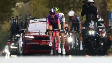 Gal Glivar bežal, v dežju številni padci, Vingegaard pa šprintal do zmage