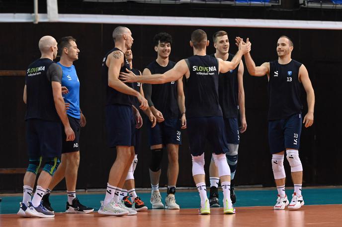 slovenska odbojkarska reprezentanca, trening, Varna | Slovenski odbojkarji so v ponedeljek prispeli na prizorišče evropskega prvenstva v Varni, kjer bodo branjenje srebra začeli v sredo ob 16.30, ko jim bo nasproti stala Ukrajina.  | Foto OZS