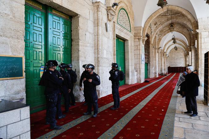 "Ti podžigalci nemirov so se zabarikadirali nekaj ur po zadnji večerni molitvi, da bi motili javni red in oskrunili mošejo," je izraelska policija navedla v izjavi in Palestince označila za "mlade kršitelje zakona in zamaskirane agitatorje". | Foto: Reuters