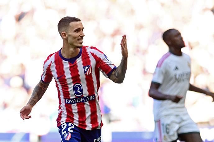 Alejandro Grimaldo Atletico Real | Alejandro Grimaldo je popeljal Atletico v vodstvo proti Realu. | Foto Reuters