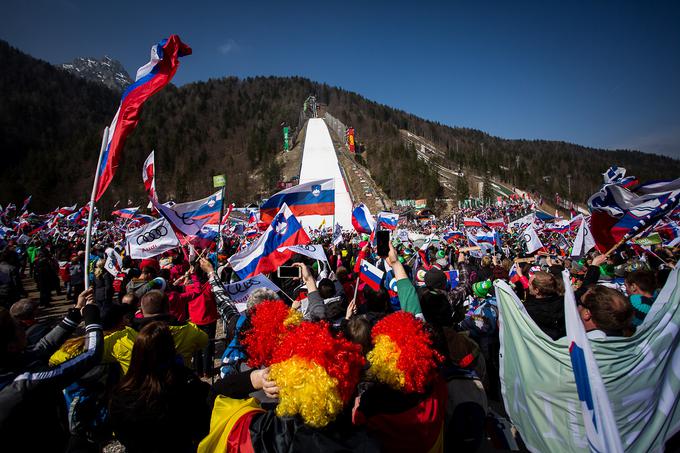 Pod Poncami so se zbrali navijači iz številnih držav. Prevladovale so slovenske trobojnice, a ni manjkalo niti drugih zastav. | Foto: Žiga Zupan/Sportida