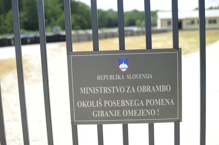 Napis na vhodu na dirkaški objekt Gaj na Dolenjskem. | Foto: Gregor Pavšič