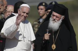 Frančišek je z Lezbosa v Vatikan odpeljal 12 beguncev
