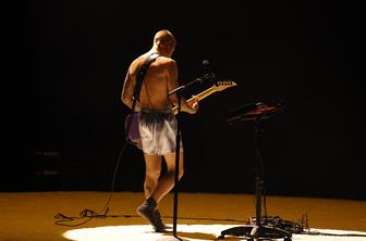 Na Grammyjih je nastopil kar v boksaricah