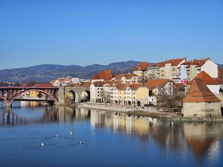 Zaenkrat načrtovana obnovitvena dela na Lentu so tik pred zaključkom, ljudje pa se že množično sprehajajo po njem. | Foto: STA