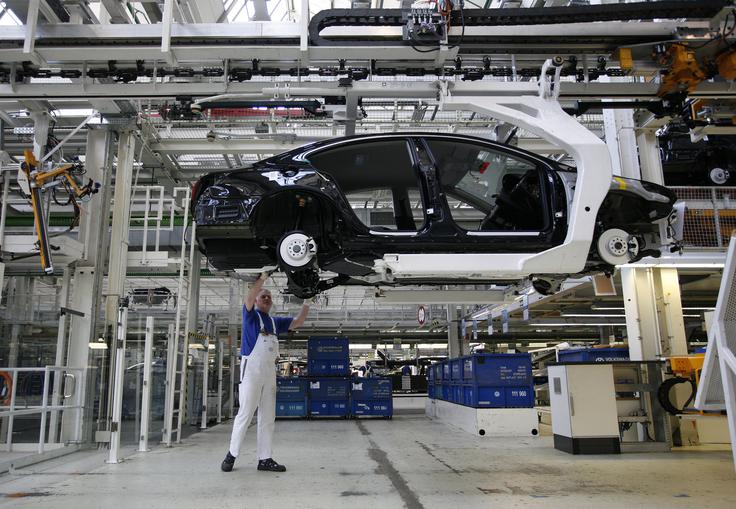 Volkswagen v Emdnu zaposluje okrog devet tisoč ljudi. V naslednjem mesecu jih čaka vsaj 11 dni brez dela. | Foto: Reuters