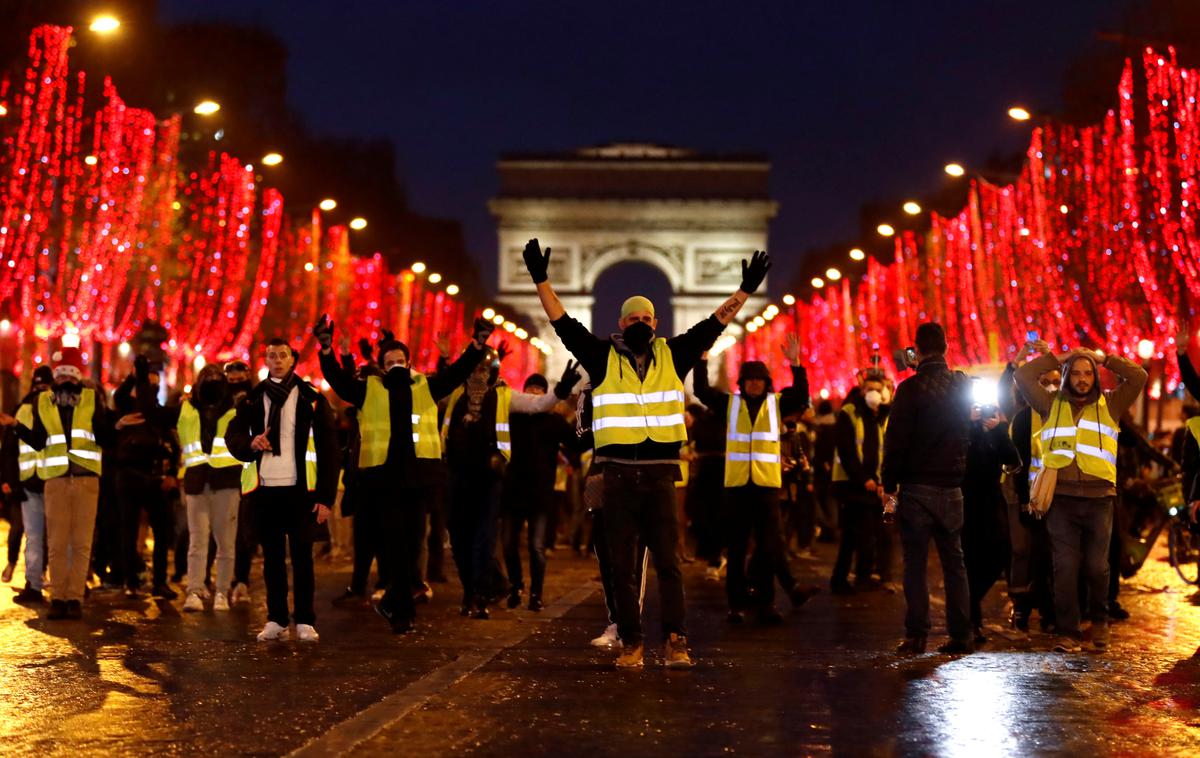 Pariz rumeni jopiči protesti | Protestno gibanje, ki uradno nima voditeljev ali organizatorjev, se je pojavilo v sredini novembra zaradi dviga trošarin, a je kmalu preraslo v protivladne proteste. | Foto Reuters
