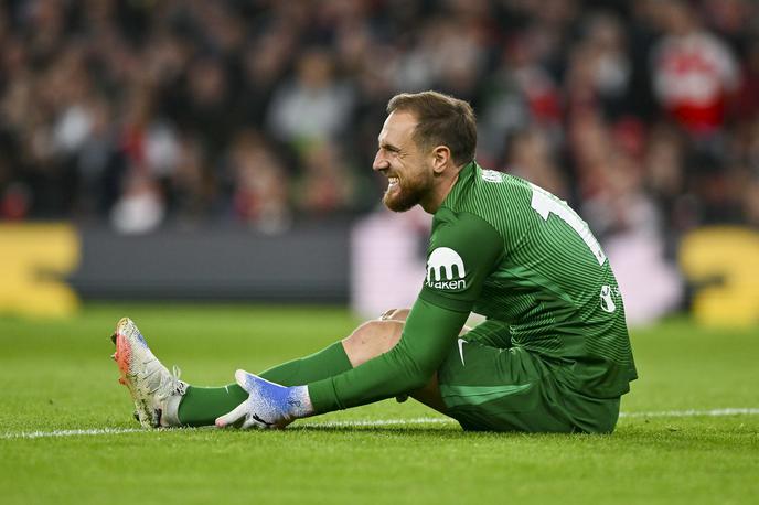 Jan Oblak | Jan Oblak se je v 19. minuti srečanja prijel za koleno, a na srečo ni prišlo do poškodbe. V nadaljevanju je Arsenal v drugem času prerešetal njegovo mrežo. | Foto Guliverimage